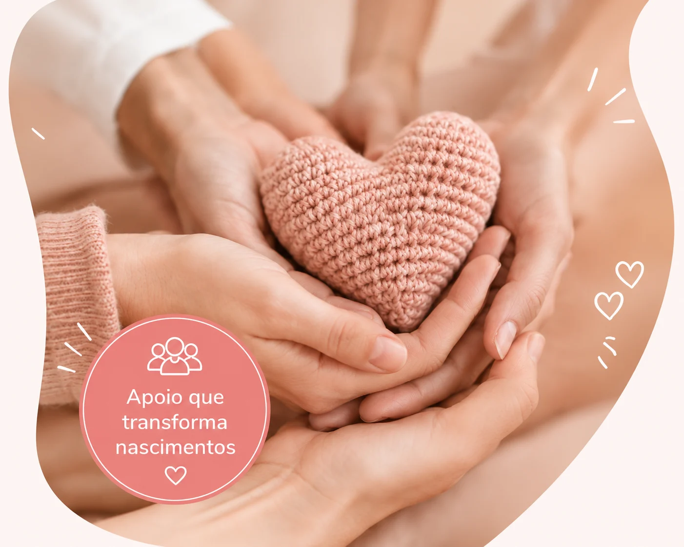 Mãos segurando com carinho um coração de crochê rosa, com um selo que diz "Apoio que transforma nascimentos"